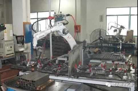 焊接機器人助力汽車料架定製